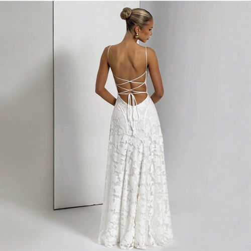 Elegante vestido de noche de encaje con espalda descubierta