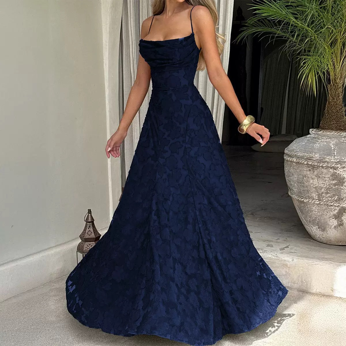 Elegante vestido de noche de encaje con espalda descubierta