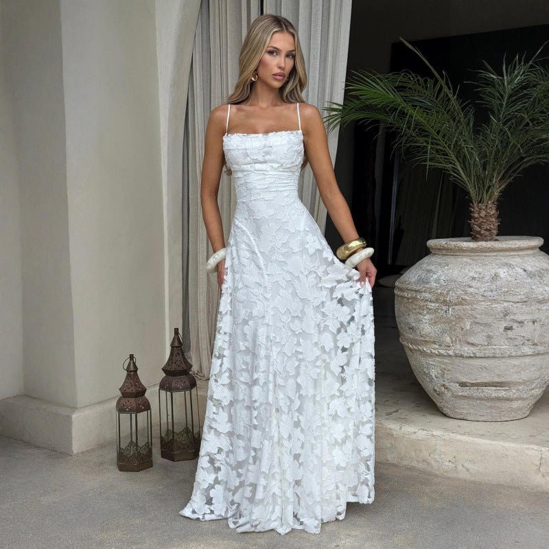 Elegante vestido de noche de encaje con espalda descubierta