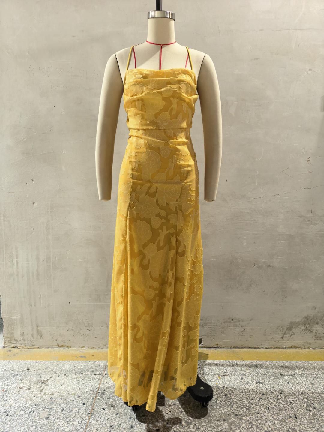 Elegante vestido de noche de encaje con espalda descubierta