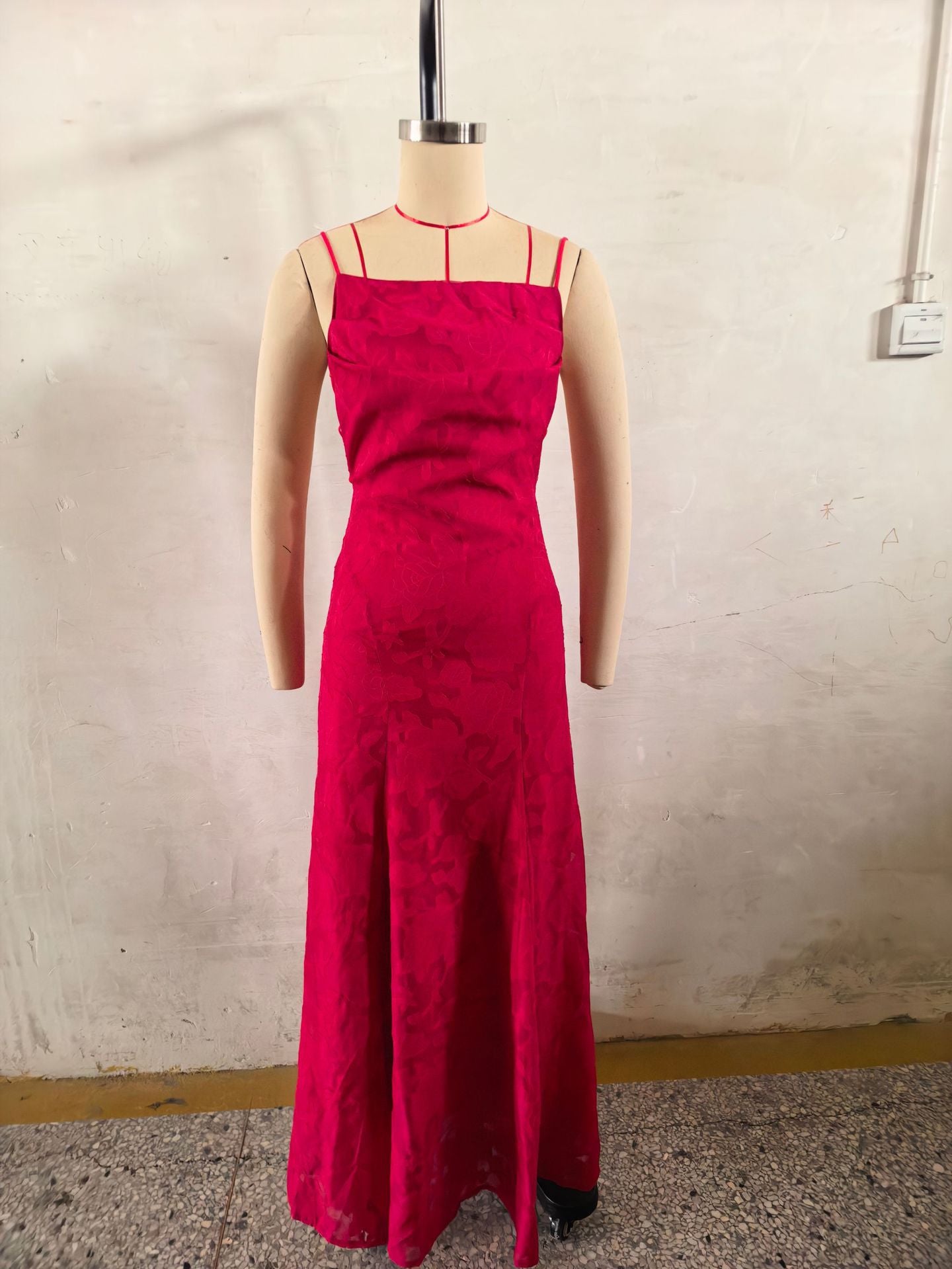 Elegante vestido de noche de encaje con espalda descubierta