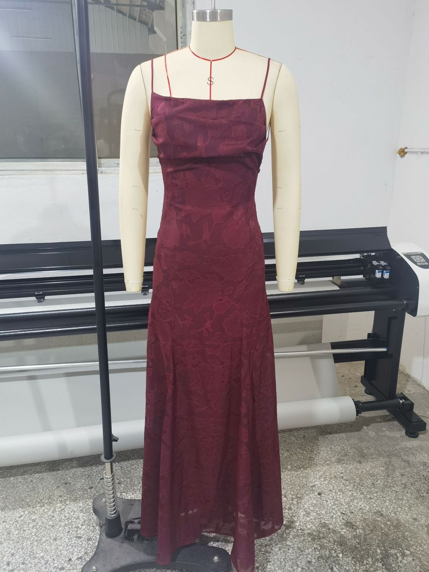 Elegante vestido de noche de encaje con espalda descubierta