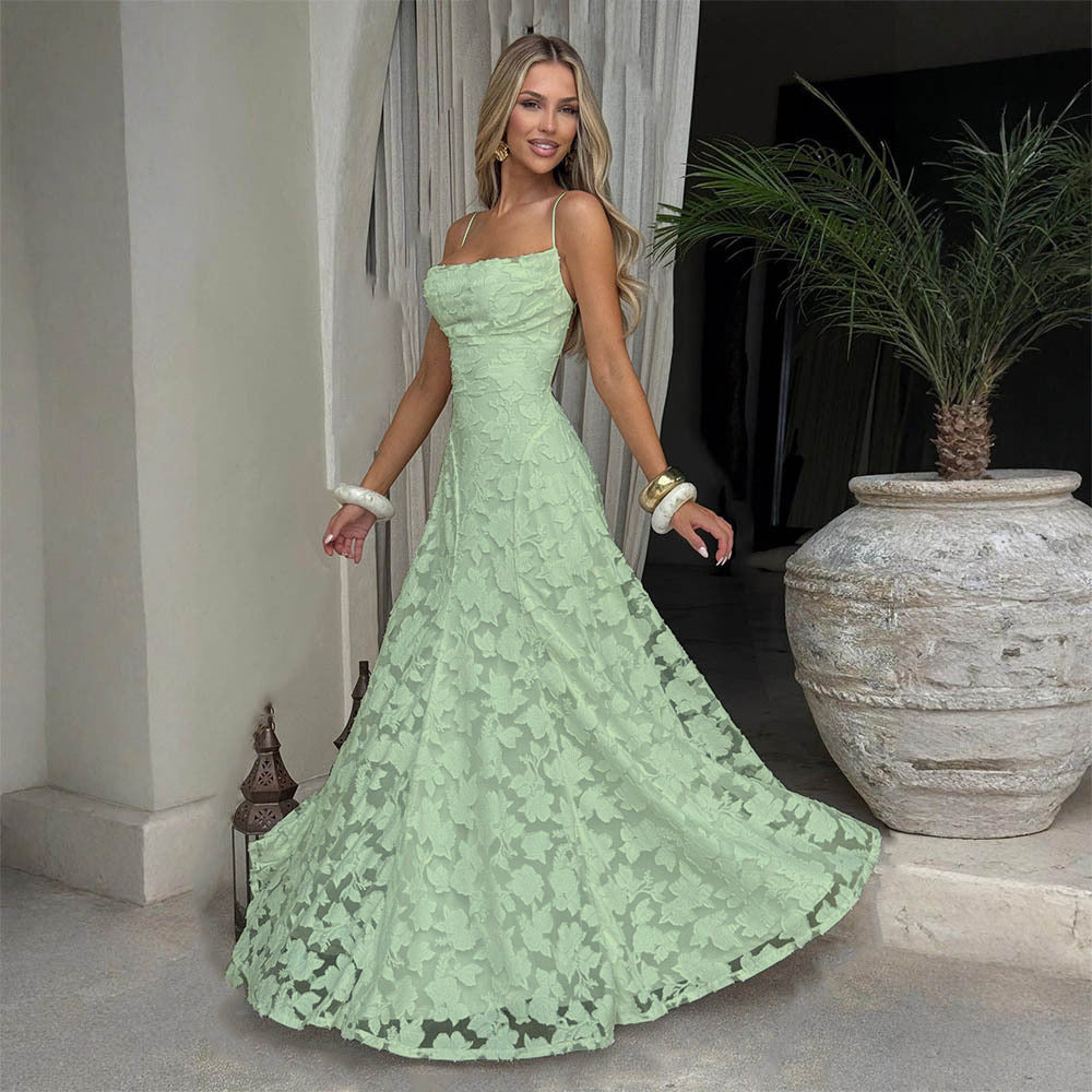 Elegante vestido de noche de encaje con espalda descubierta
