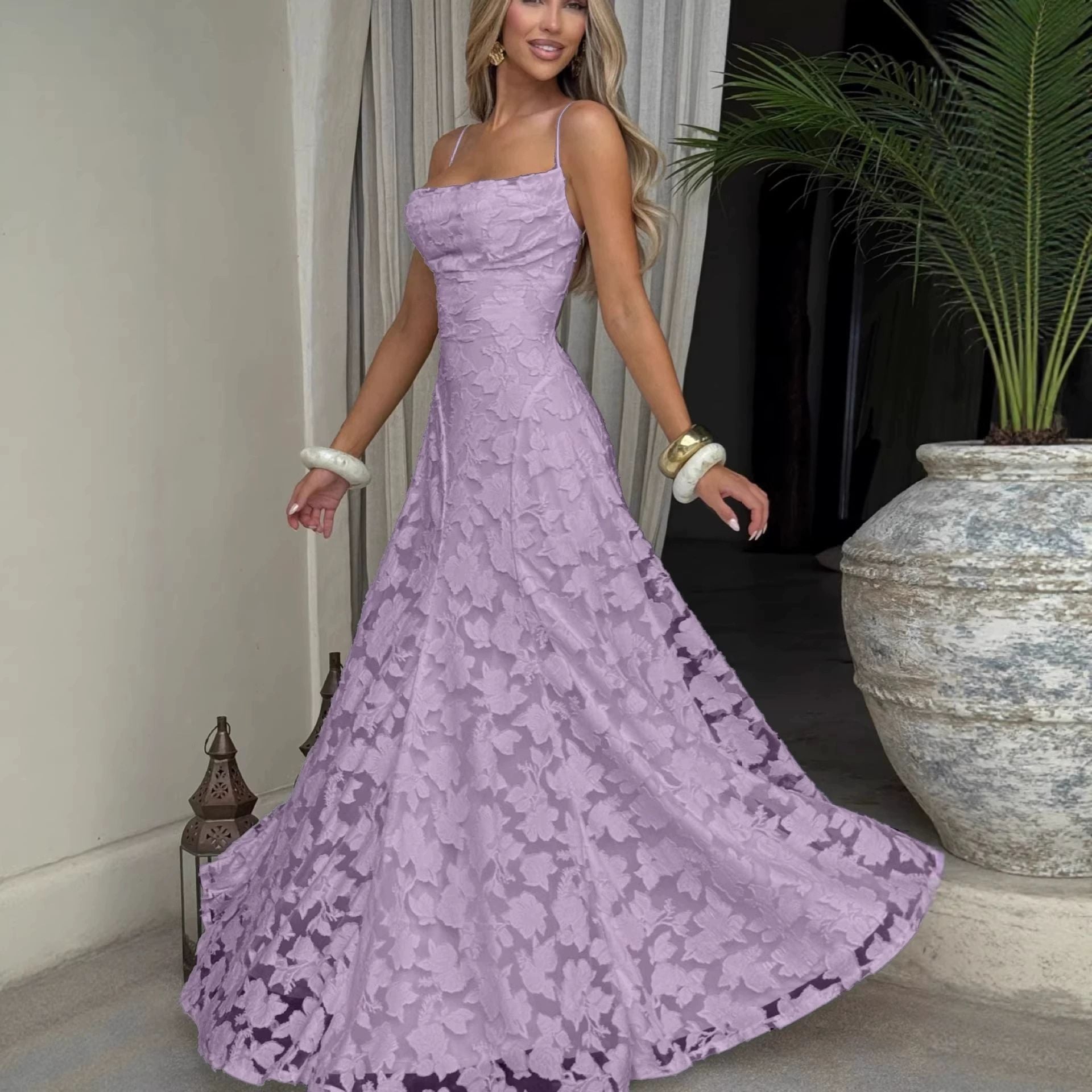 Elegante vestido de noche de encaje con espalda descubierta