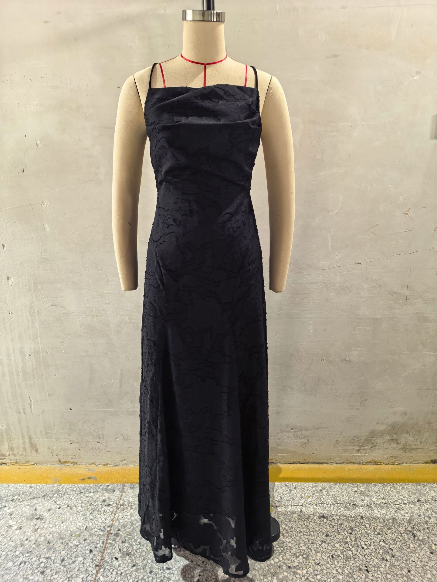 Elegante vestido de noche de encaje con espalda descubierta