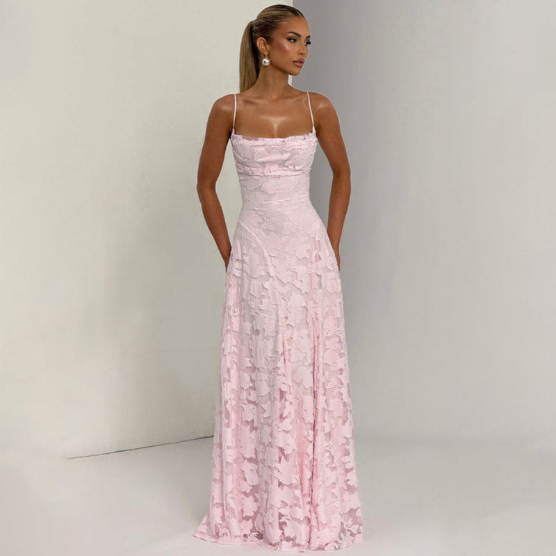 Elegante vestido de noche de encaje con espalda descubierta