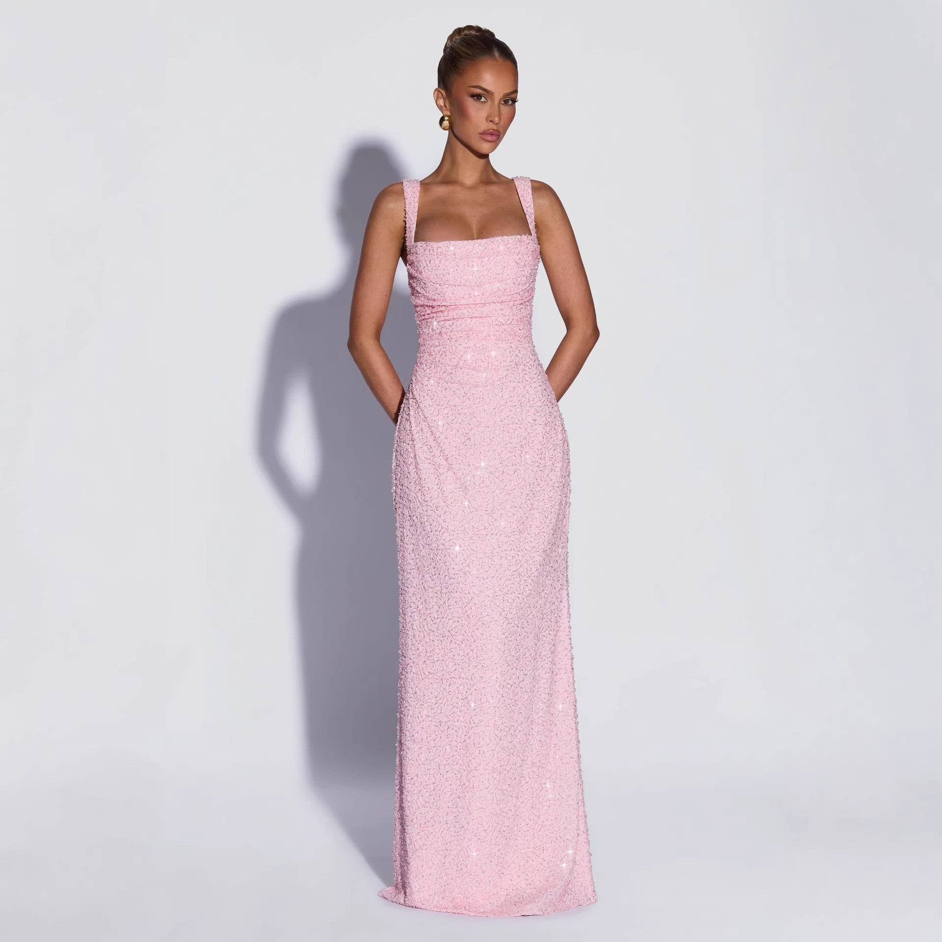 Vestido largo sin mangas, palabra de honor, con lentejuelas y abertura