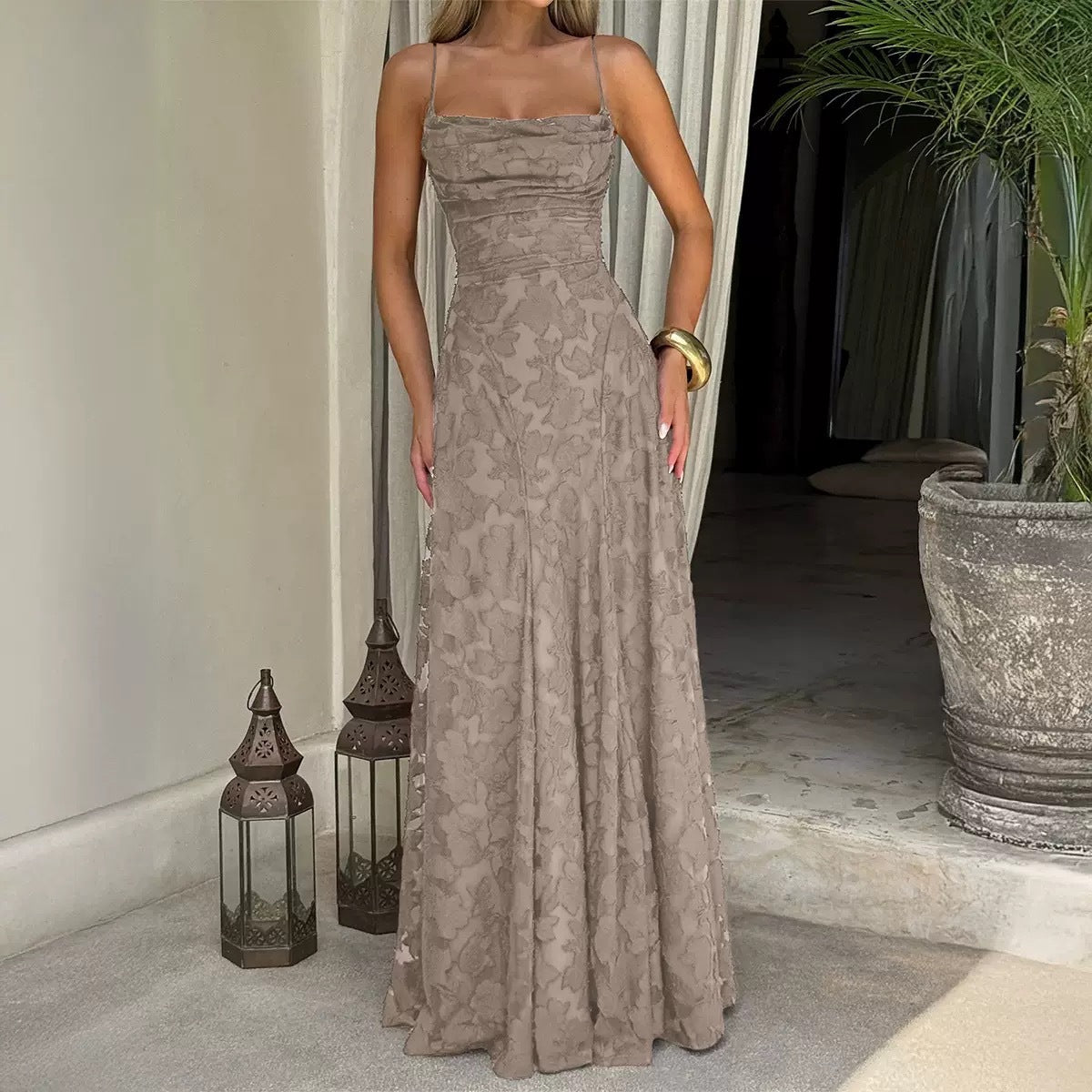 Elegante vestido de noche de encaje con espalda descubierta
