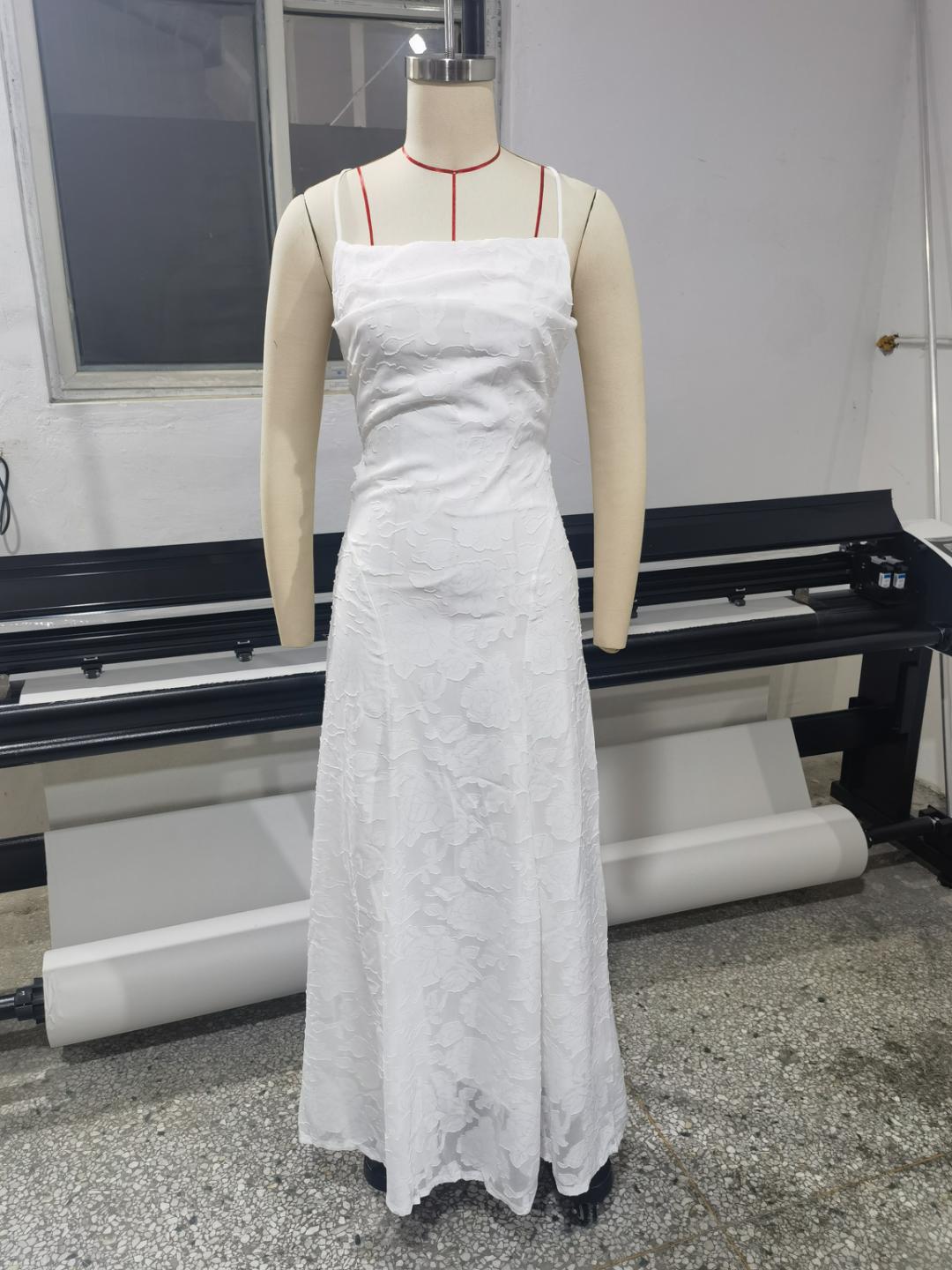Elegante vestido de noche de encaje con espalda descubierta