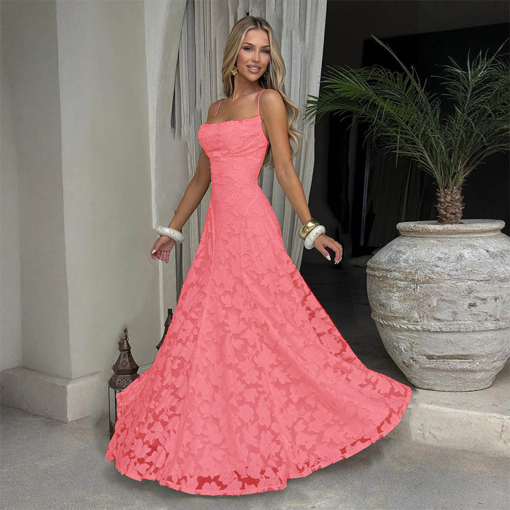 Elegante vestido de noche de encaje con espalda descubierta