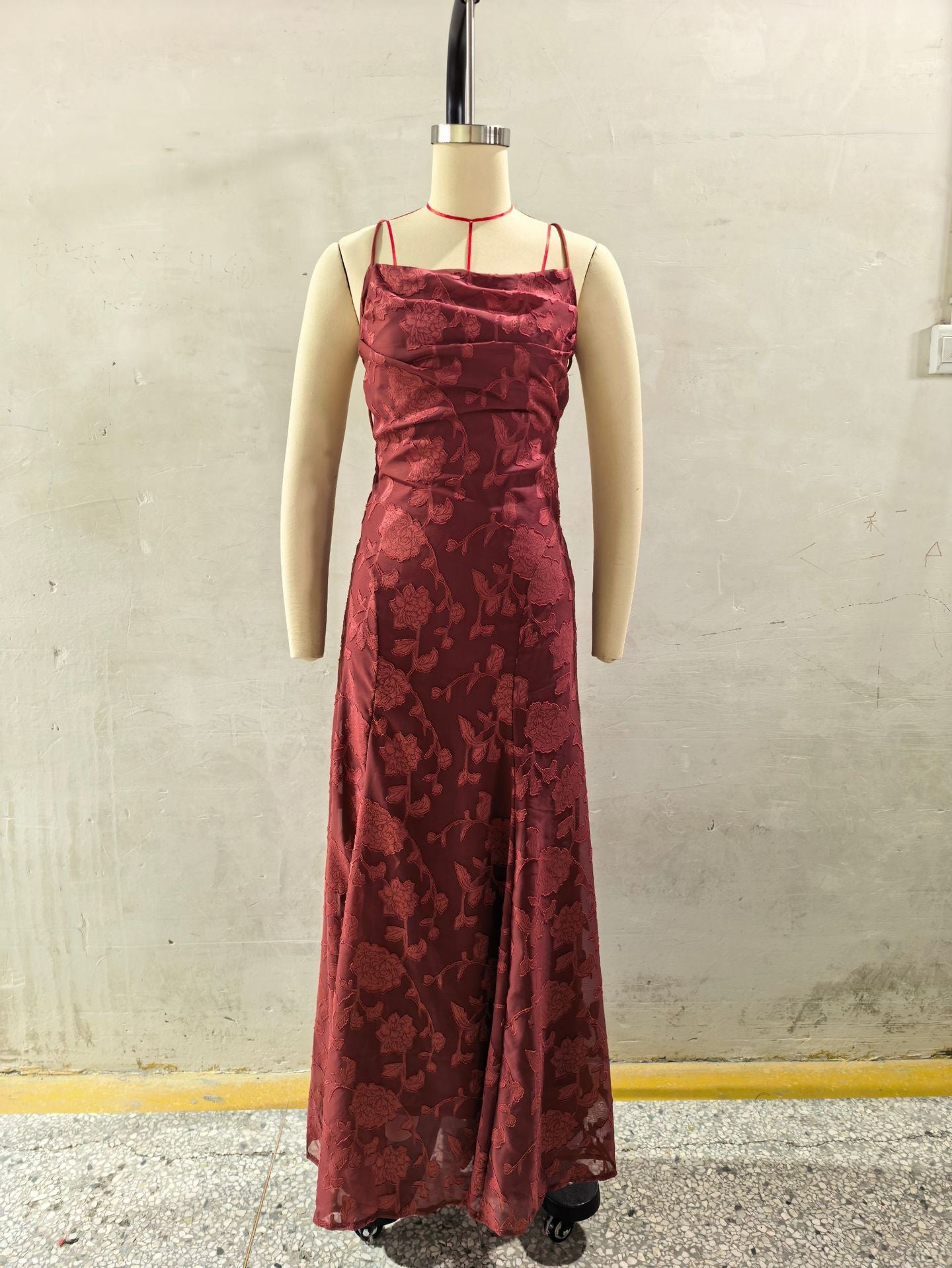 Elegante vestido de noche de encaje con espalda descubierta