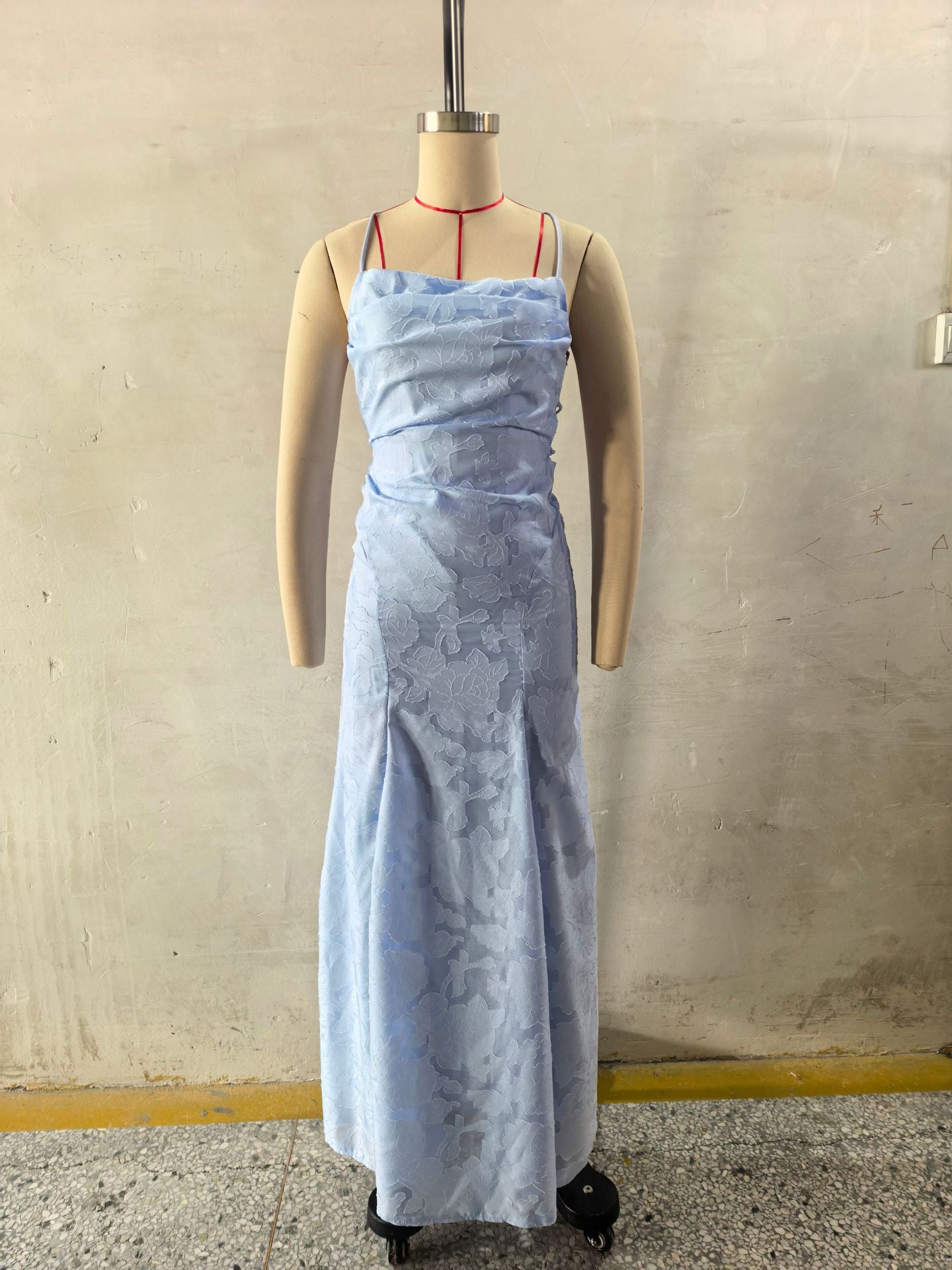 Elegante vestido de noche de encaje con espalda descubierta