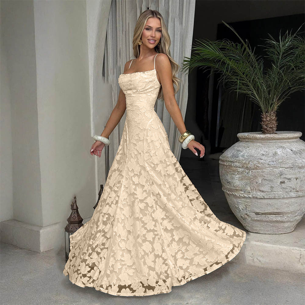 Elegante vestido de noche de encaje con espalda descubierta