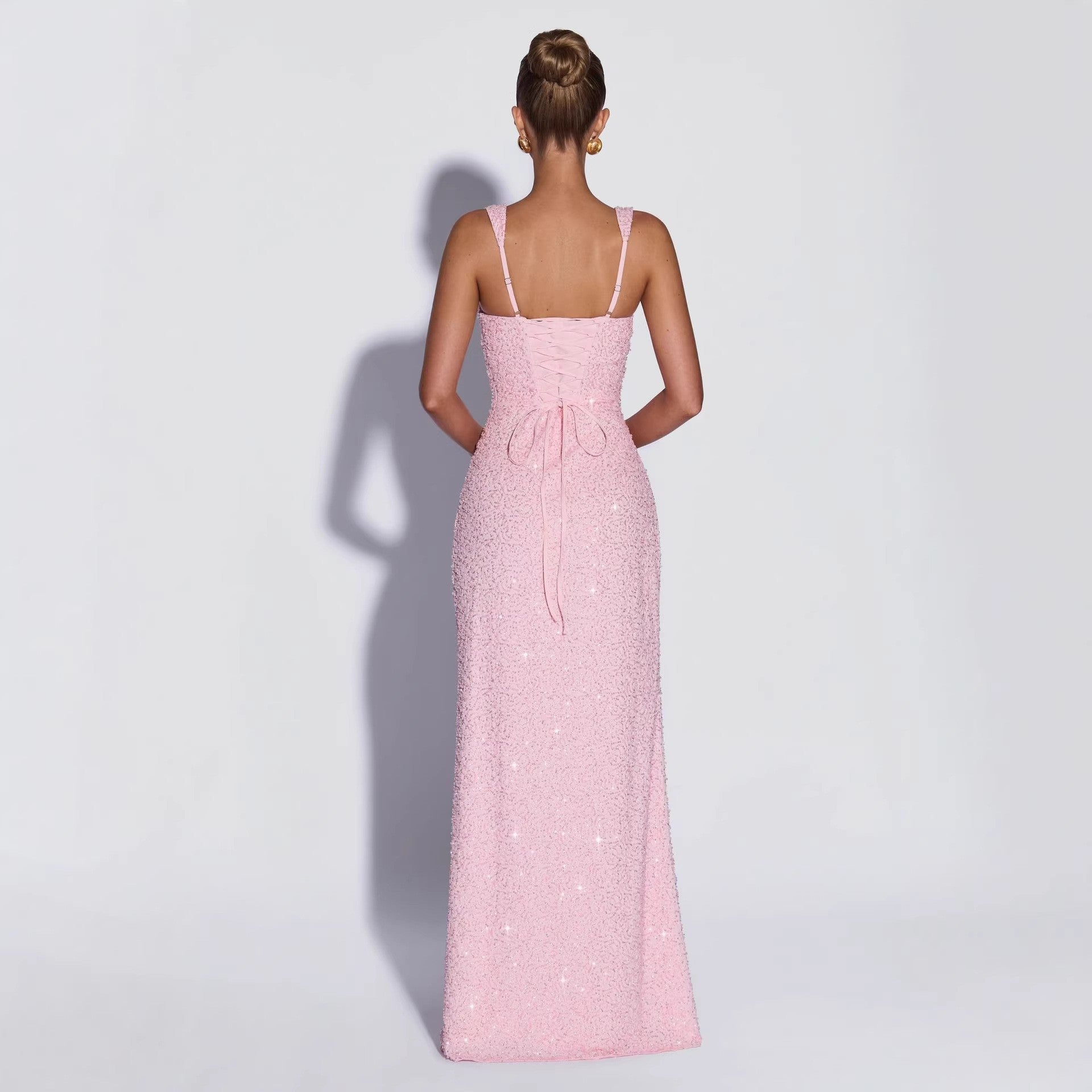 Vestido largo sin mangas, palabra de honor, con lentejuelas y abertura