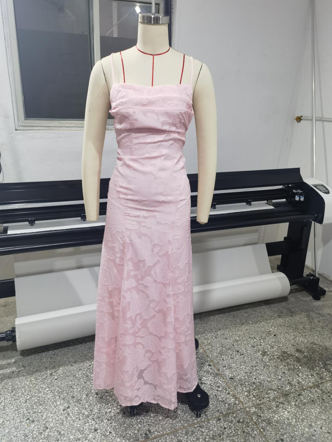 Elegante vestido de noche de encaje con espalda descubierta