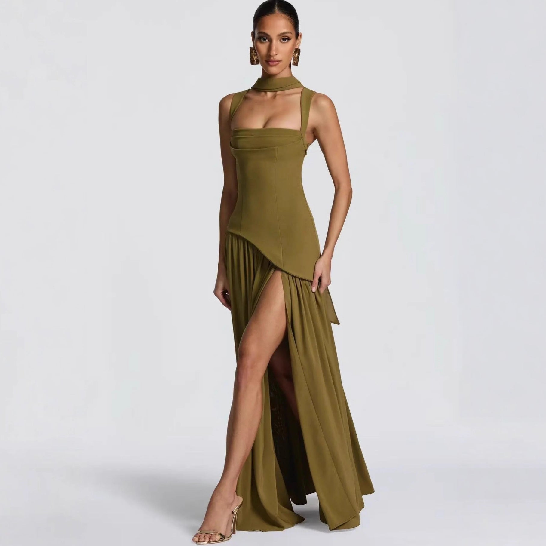Vestido largo plisado con cintura ajustada