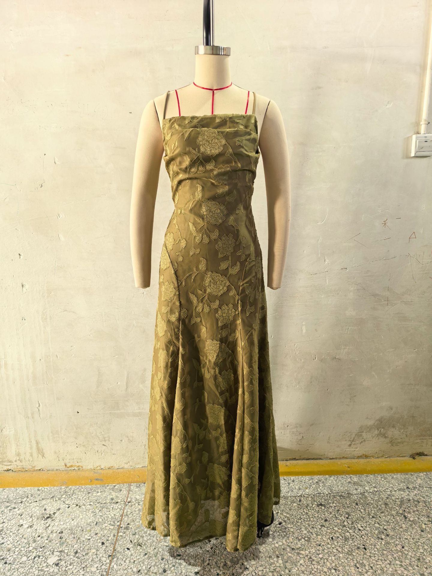 Elegante vestido de noche de encaje con espalda descubierta